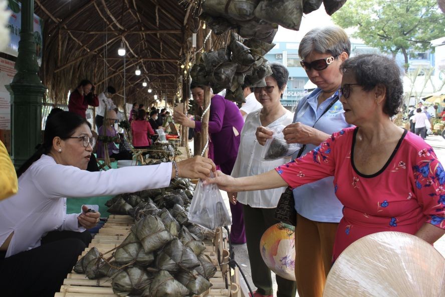 市民购买裹蒸粽。