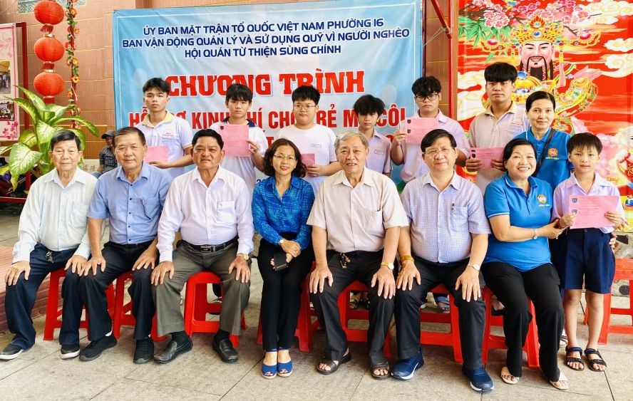 地方政府与崇正会馆各理事代表向孤儿学生颁发生活津贴后留影。