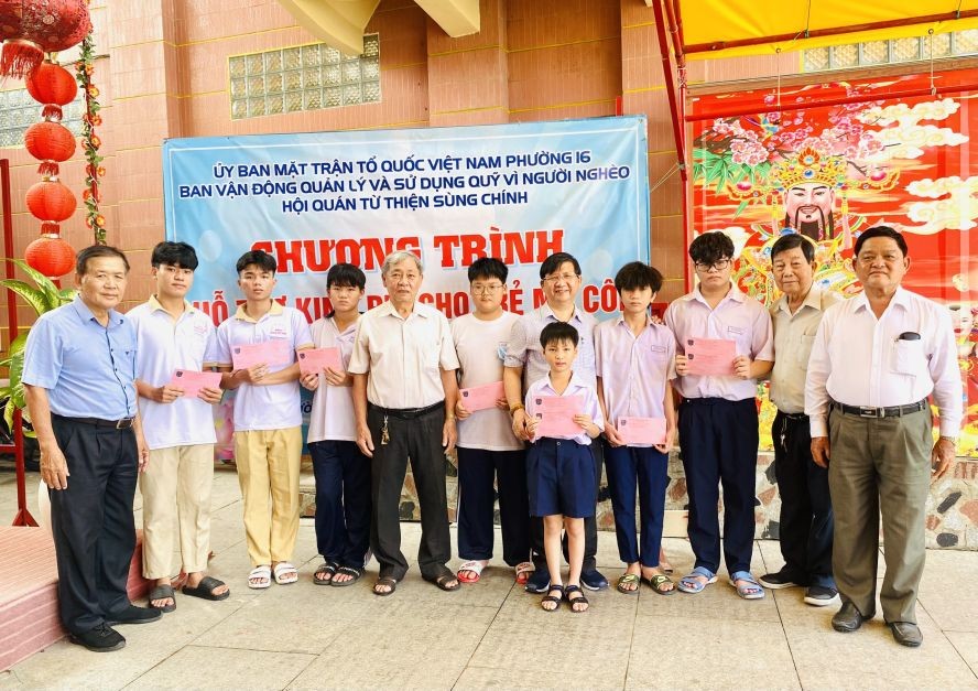 崇正会馆与崇正慈善会馆负责人向7名孤儿颁发生活津贴。 崇正会馆与崇正慈善会馆负责人向7名孤儿颁发生活津贴。