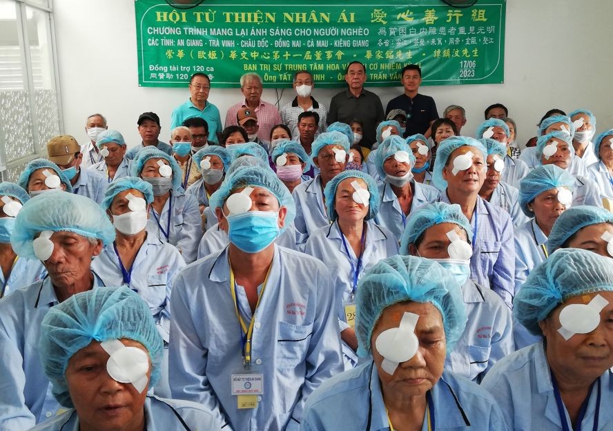 崇华华文中心董事会献爱心