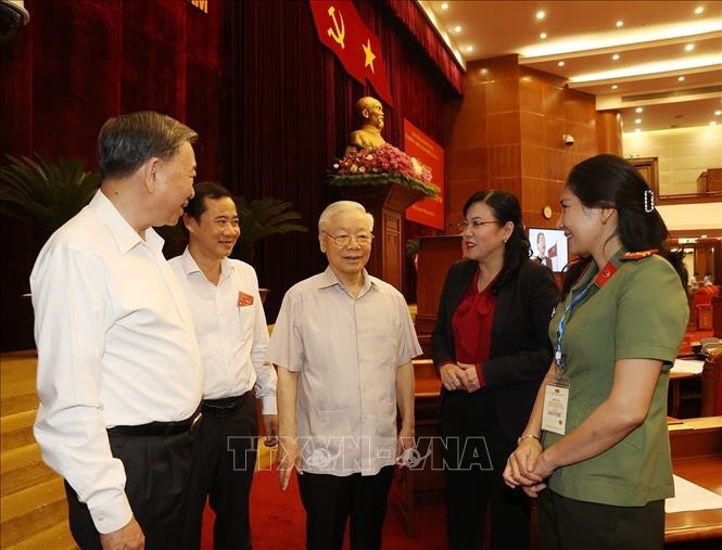 党中央总书记、中央肃贪防腐指委会主任阮富仲与各代表交谈。(图:越通社)