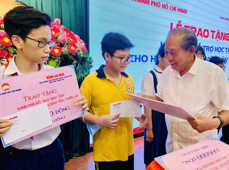 原政治局委員、原政府常值副總理張和平向华人子弟颁发助学金。