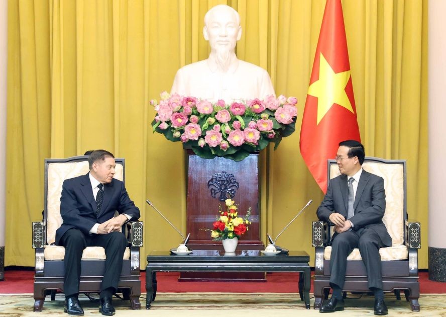 国家主席武文赏(右)接见俄罗斯联邦最高法院院长维亚切斯拉夫‧米哈伊洛维奇‧列别杰夫。(图:越通社)