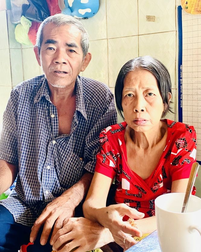 梁耀心与妻子符达贞。