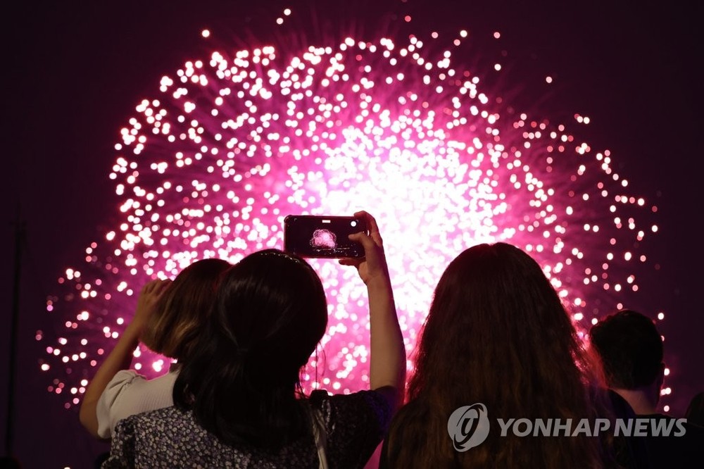 6月17日,在首尔汝矣岛汉江公园,防弹少年团出道十周年纪念烟花表演隆重上演。(图:韩联社)