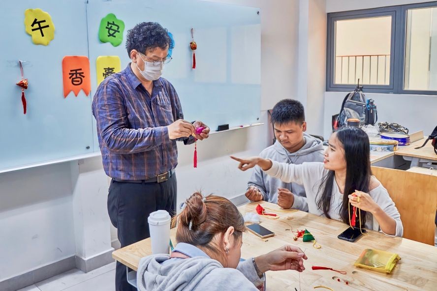 陈志明讲师细心指引大学生制作香囊。(图:陈镇南)