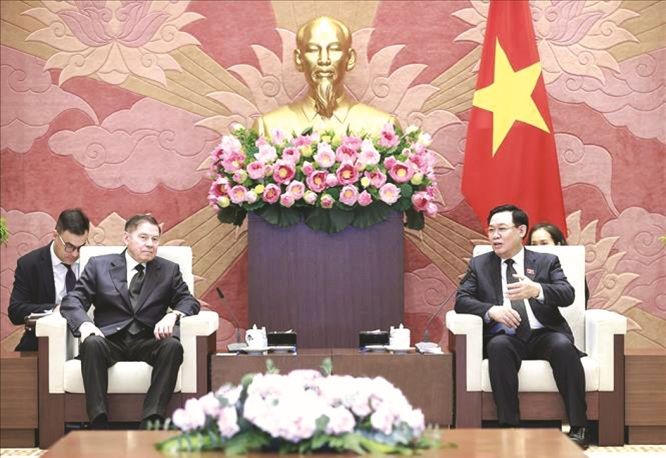 国会主席王廷惠与俄最高法院院长维亚切斯拉夫‧米哈伊洛维奇‧列别杰夫交谈。(图:越通社)