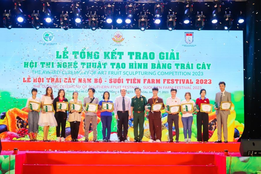 组委会向水果艺术造型的艺人颁奖。