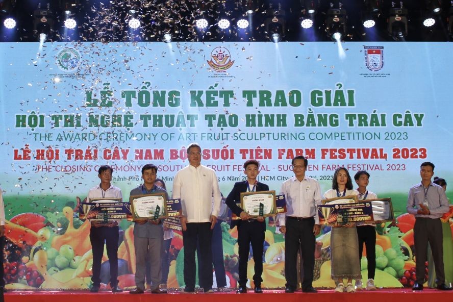 中国驻胡志明市总领事馆总领事魏华祥向水果艺术造型的艺人颁奖。