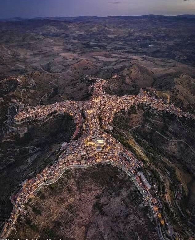 从空中拍摄的西西里岛小镇。 从空中拍摄的西西里岛小镇。