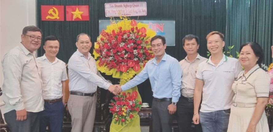 文忠孝编委接受第十一郡商会送花祝贺。