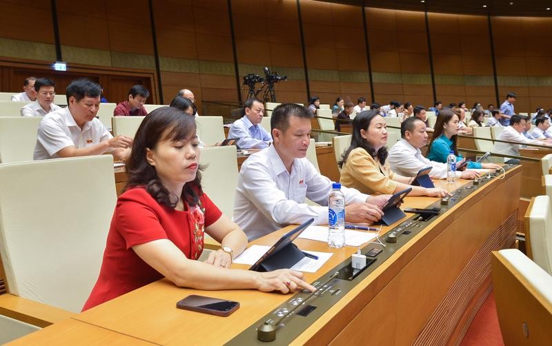 国会代表按钮表决通过《招标法》(修订)。(图:杜峰)