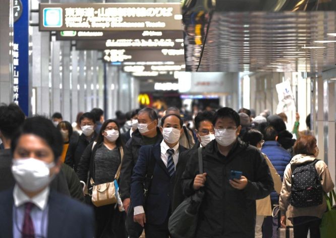 图为行人在东京站穿行。(图:新华社)