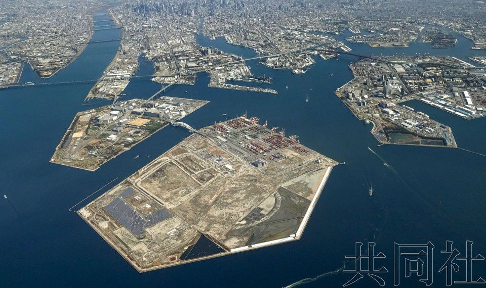 图中近处为2025年大阪‧关西世博会会场人工岛梦洲。3月摄于大阪市。（图：共同社）