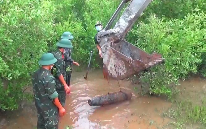 工兵部队在同塔省正处理并收集战后遗留的炸弹。(图:红玻)