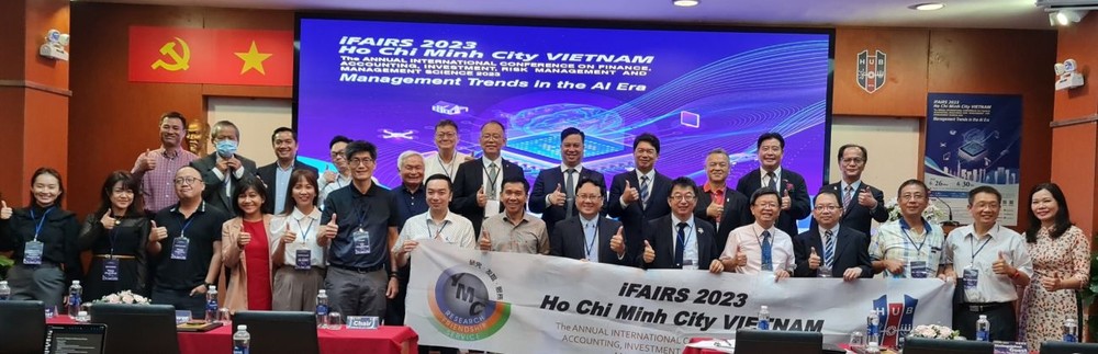 与会者合影留念。