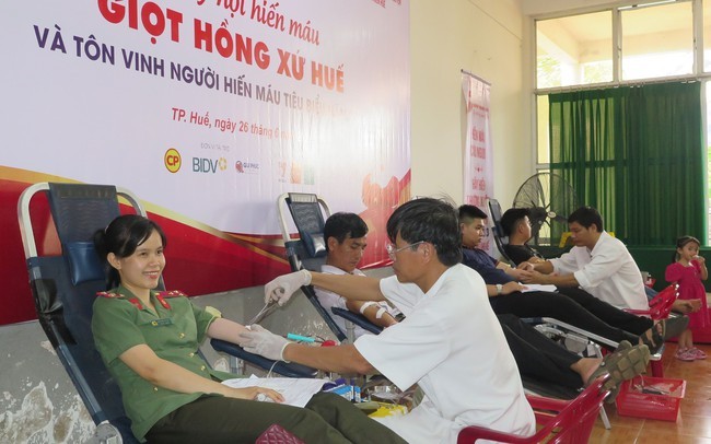 众多热心年轻人前来捐血献爱心。（图：越通社）