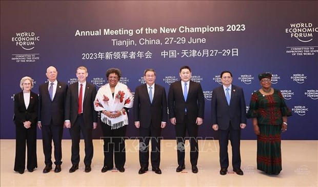 越南政府总理范明政与参加世界经济论坛的代表团团长合影。（图：越通社）