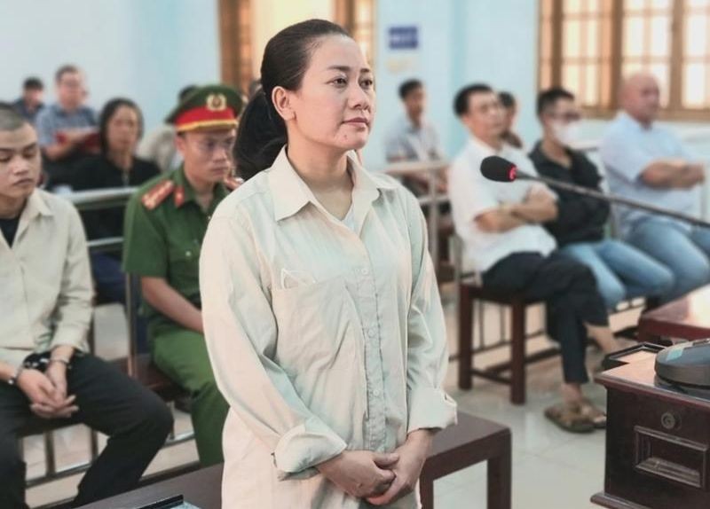 被告人朱女妙玄站在被告席上回答审判员审问。（图：G.L）