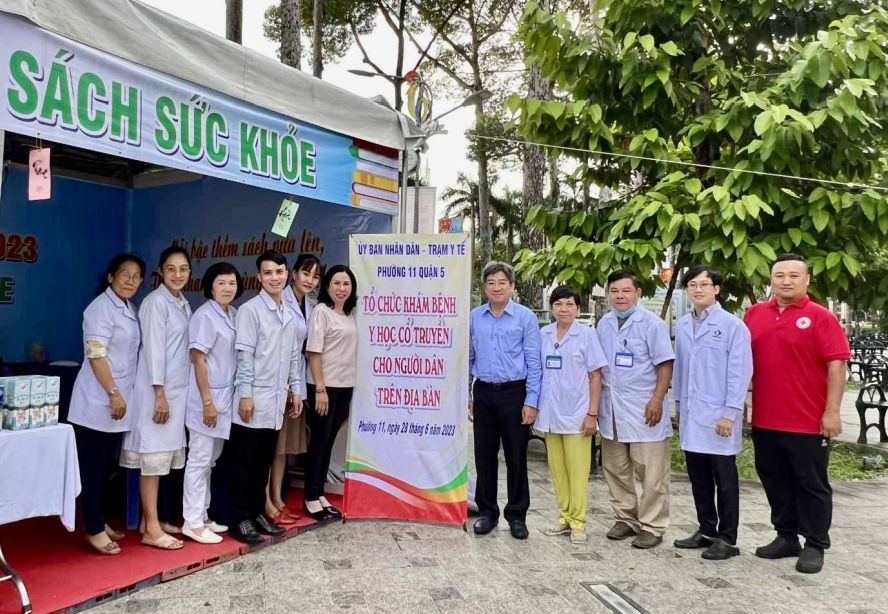 第五郡人委会副主席阮武春奇（左五）等代表与各医师、志愿者留影。