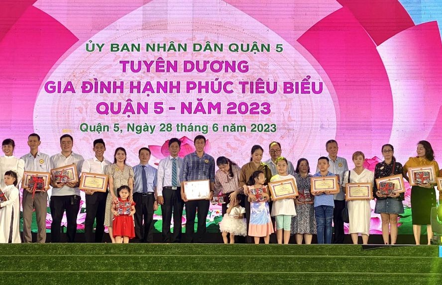 多个华人模范幸福家庭获表彰。