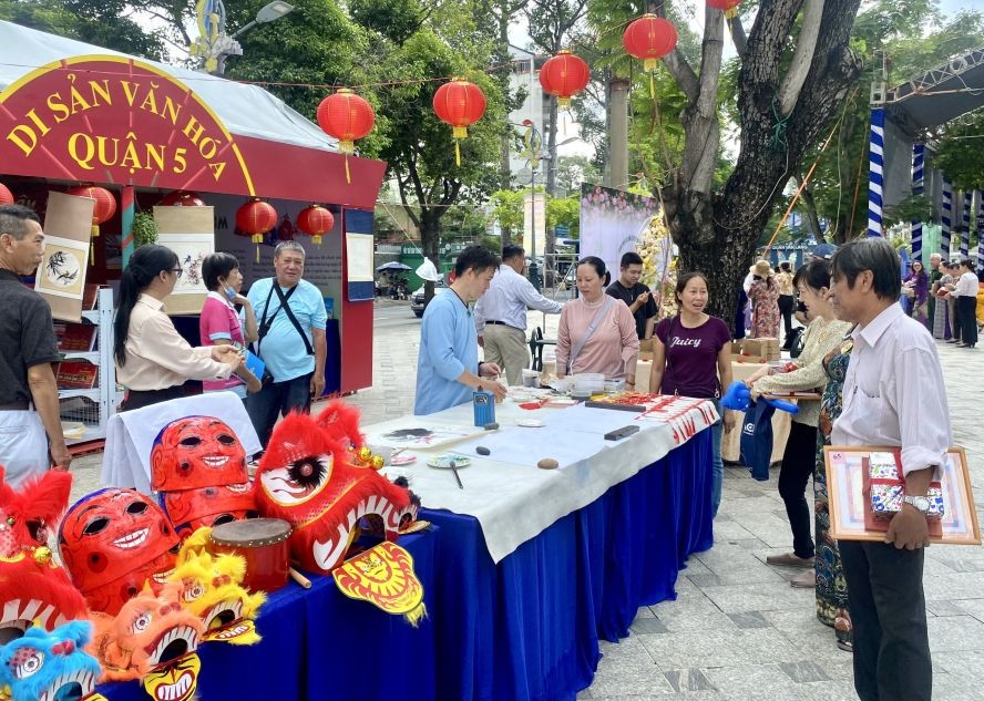 民众参观华人文化遗产空间。