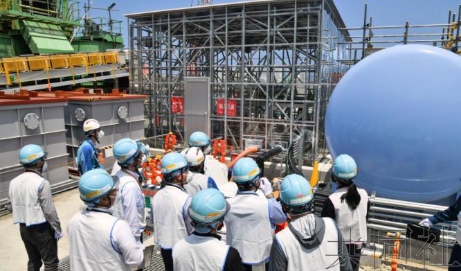 东京电力公司向媒体展示福岛第一核电站处理水排海设备。摄于6月26日下午。(图:共同社)