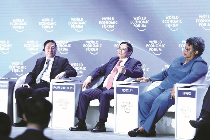 政府总理范明政（中）在会议上发表讲话。（图：越通社）