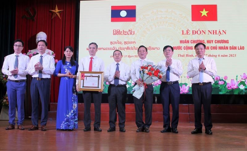 太平省医药大学举行老挝人民民主共和国国家主席颁授一等劳动勋章仪式。(图:人民报)