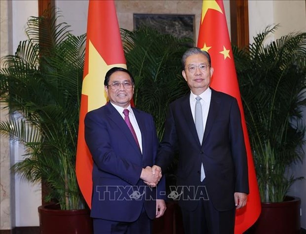 政府总理范明政（左）会见中国全国人大委会长赵乐际。（图：越通社）