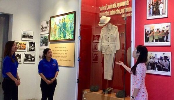 市民参观国家级遗迹。