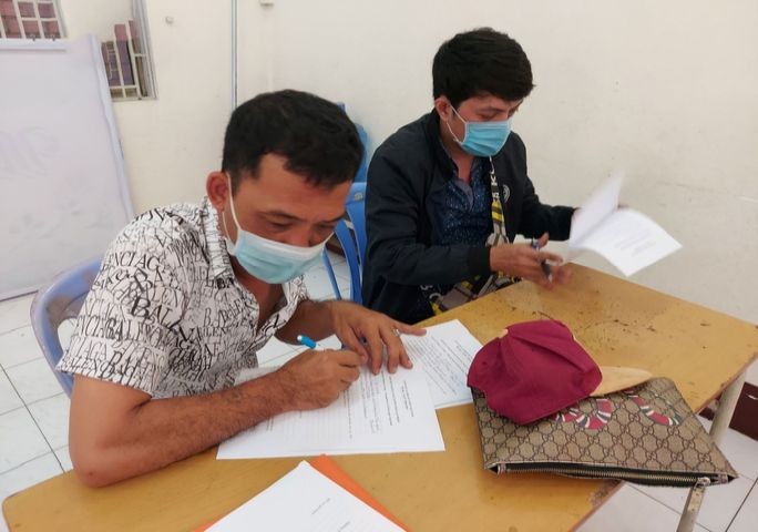 Asia Garment有限责任公司工人办理提告拖欠社保费企业的手续以索取权益。