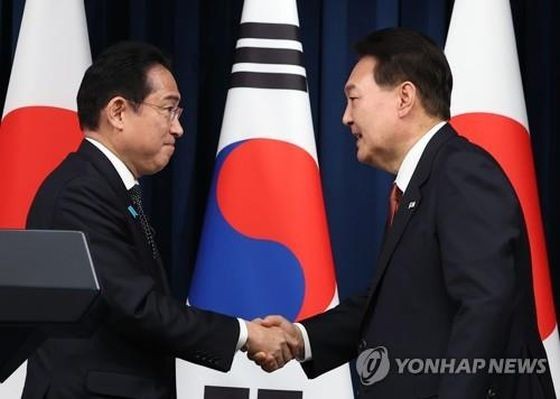 5月7日,在首尔龙山总统府,韩国总统尹锡悦(右)和日本首相岸田文雄在会后举行的联合记者会上握手。(图:韩联社)