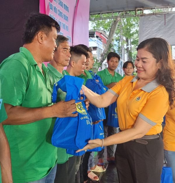 第五郡劳动联团主席黎氏碧幸向30名贫困业团团员赠送礼物。