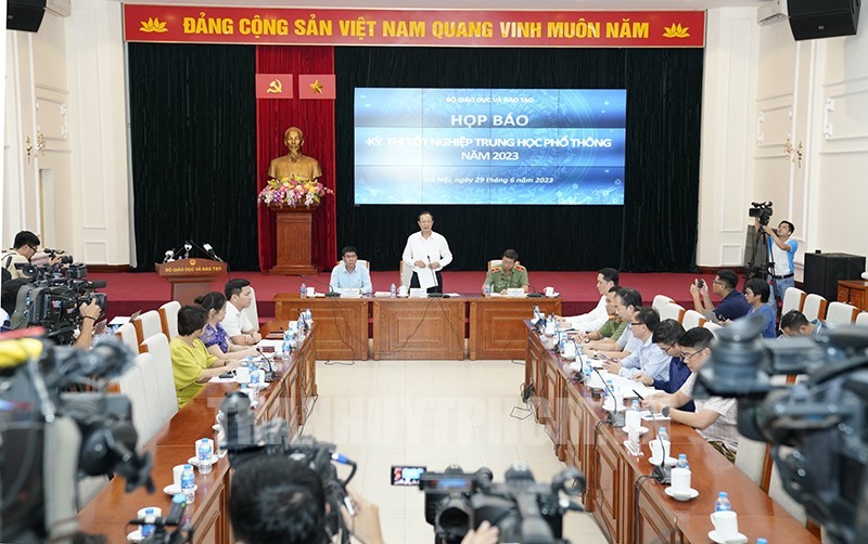 昨(29)日下午,教育与培训部就考试工作举行新闻发布会。(图:市党部新闻网)