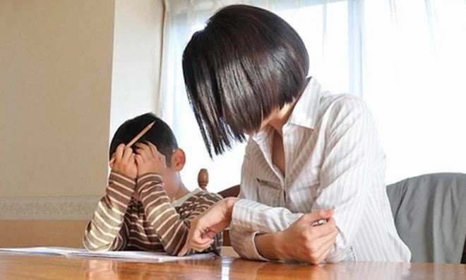 强迫孩子过分学习是家庭暴力行为。 强迫孩子过分学习是家庭暴力行为。