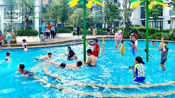 避免发生不幸场合,父母让孩子海泳、游泳时应有人照看、让孩子穿上救生衣。
