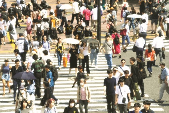 人们在日本东京涩谷街头行走。(图:新华社)