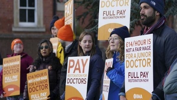 英国医学协会(BMA)要求加薪35%。(图:推特)