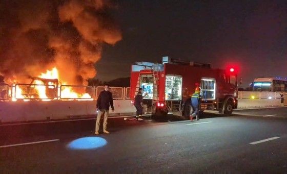 卡车在永好-藩切高速路起火