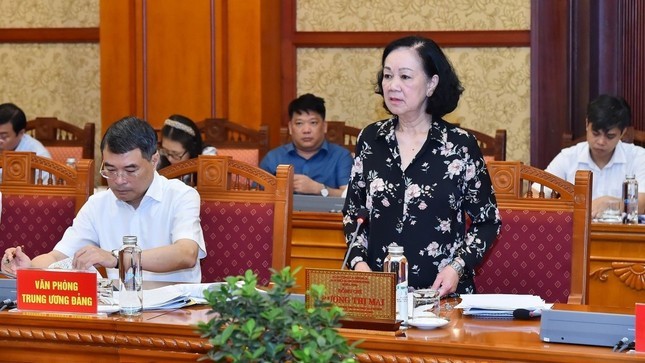 党中央书记处常务书记张氏梅(站)在会议上发言。(图:VOV)