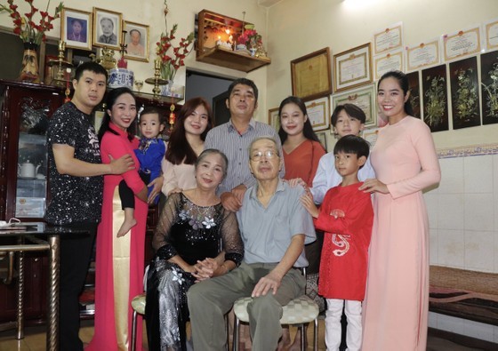 家住第十郡黎氏明惠一家三代欢聚一堂。