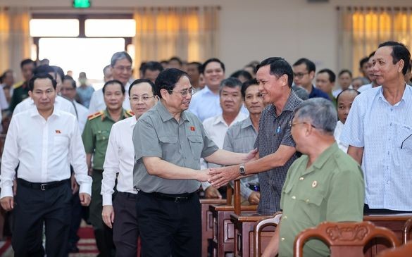 政府总理范明政与芹苴选民接触。(图:VGP)