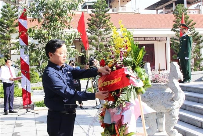 政府副总理陈红河在阮文琚总书记塑像台前虔诚上香和敬献鲜花。(图:越通社)