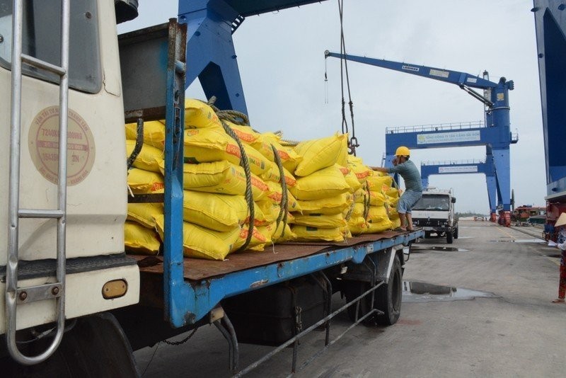 在港口货物装卸活动。