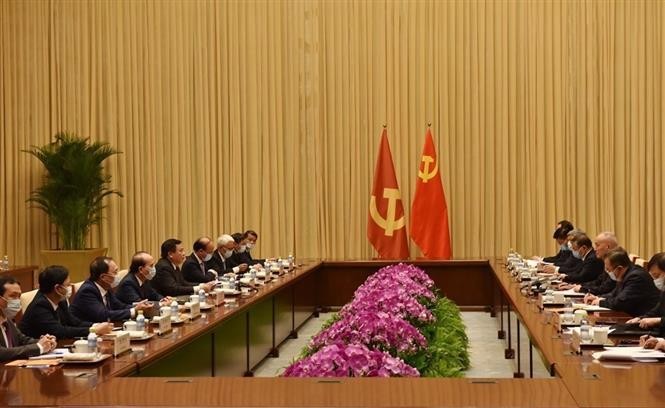 越南产党中央政治局委员、胡志明国家政治学院院长、中央理论委员会主席阮春胜在北京会见中共中央政治局常委、中央书记处书记、中央办公厅主任蔡奇。(图:越通社)