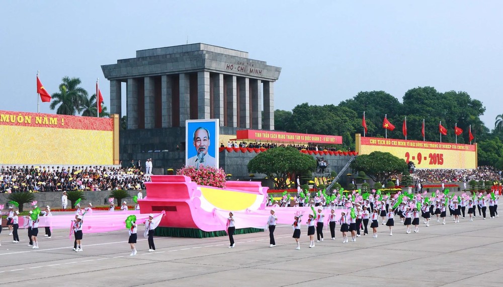 八月革命胜利暨国庆70周年盛大阅兵仪式和群众游行在巴亭广场隆重举行。（图：越通社）