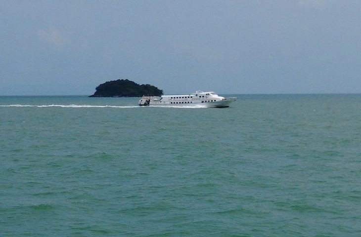 图为一艘载有乘客的海上渡轮。(图:茂长)
