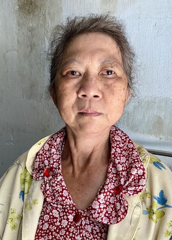 双眼失明老妇求助