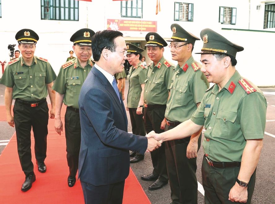 国家主席武文赏看望内部政治安宁局干部。（图：越通社）